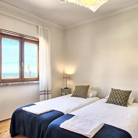 Fuer 29 Personen Und 1 Kind In Lissabon, Regiao De Costa De Lisboa