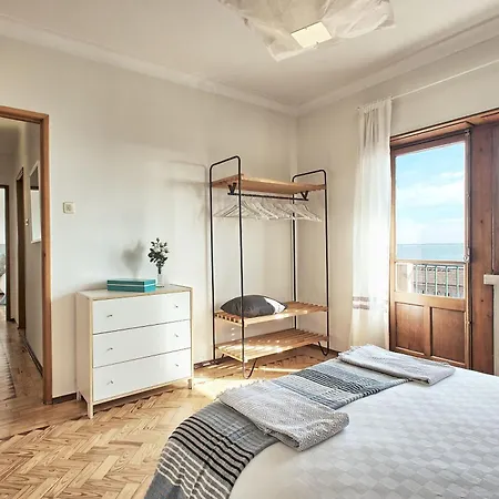 Fuer 29 Personen Und 1 Kind In Lissabon, Regiao De Costa De *
